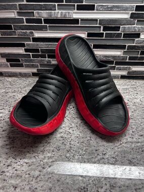 Kuailu mens Black Cushioned Orthotic Slide Sandals with Red Sole size 9